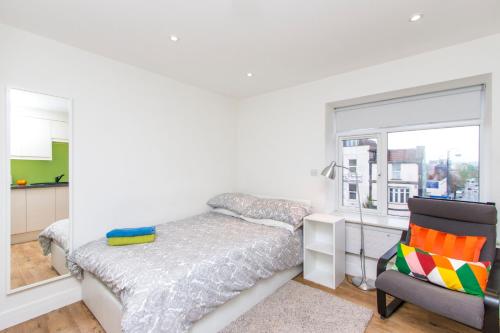 布里斯托Bristol City Budget Studio Stay的卧室配有床、椅子和窗户。