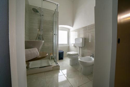 特拉尼Sweet Suites Trani的带淋浴、卫生间和盥洗盆的浴室