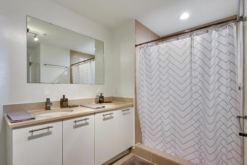 迈阿密Miami Midtown Luxury Apartment的带淋浴、水槽和镜子的浴室