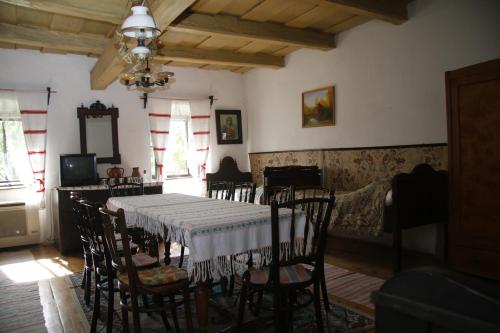 BalatonVén Diófa Kúria的一间带桌子和椅子的用餐室