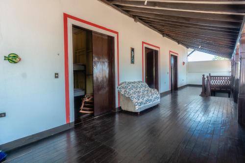 莱昂Hostal Lazybones的客厅铺有木地板,配有沙发。