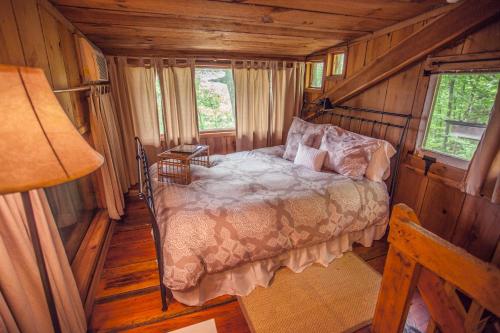 Nolichuckey Bluffs Bed & Breakfast Cabins客房内的一张或多张床位