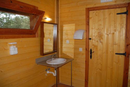 Canyamás多斯留斯豪华帐篷旅馆的小木屋内带水槽的浴室