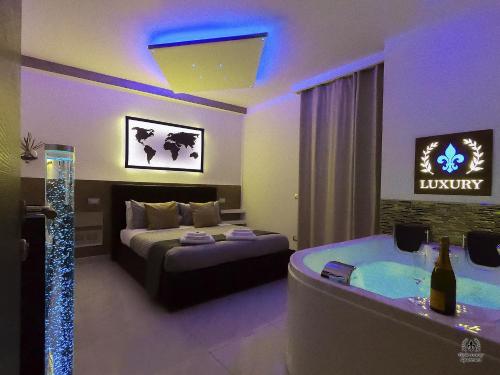 罗马Giglio Luxury Apartment - Chroma Italy的一间卧室配有一张床和一个浴缸
