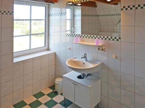 内贝尔Haus Nordlicht Ferienwohnung *Bi a Maln*的一间带水槽和镜子的浴室