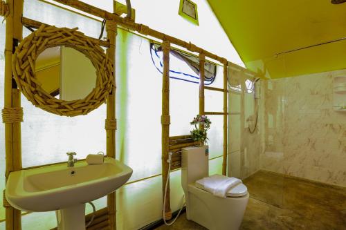 慕斯Mont Blanc Glamping Khao Yai的一间带水槽、卫生间和镜子的浴室