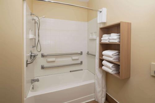 佛罗伦萨Microtel Inn & Suites by Wyndham Florence的浴室配有浴缸、淋浴和毛巾。