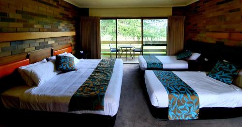 谢珀顿舍帕通高尔夫汽车旅馆的酒店客房设有两张床和一张桌子。