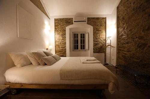 马尔旺Azeite de Marvão, Olivoturismo casa Mestre do Lagar的一间卧室,卧室内配有一张大床