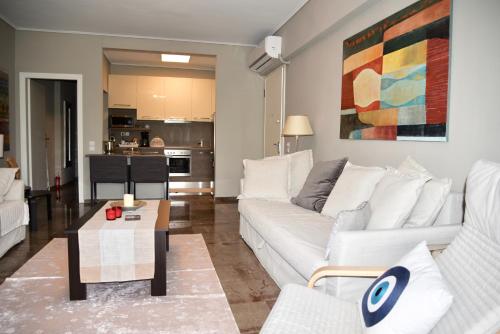 雅典Amazing Apartment的客厅配有白色的沙发和桌子