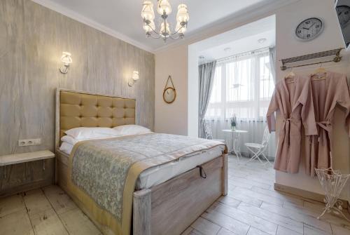 沃罗涅什Bon Son Hotel and Hostel Центр的一间卧室配有一张大床和一个吊灯。