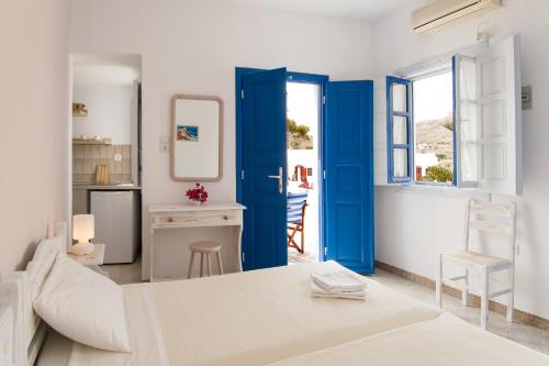 乔拉弗雷恩多斯Evgenia Rooms and Apartments的客厅设有蓝色的门和桌子