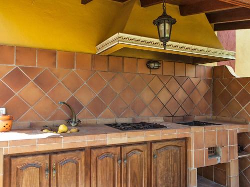 拉奥罗塔瓦Holiday Home Camino La Candelaria-1 by Interhome的厨房配有水槽和炉灶