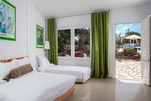 梅萨雷亚Arlene Boutique的酒店客房设有两张床和庭院。