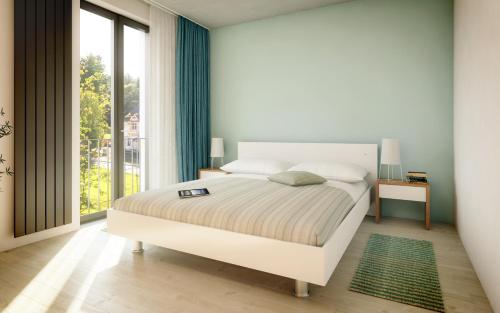 克拉斯纳利帕丽帕公寓酒店的白色的卧室设有床和大窗户