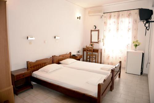 阿基奥斯基利考斯雏菊酒店的一间卧室设有两张床和窗户。