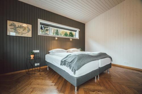 GerdiEkra Glacier Lagoon的一间卧室设有一张大床和窗户