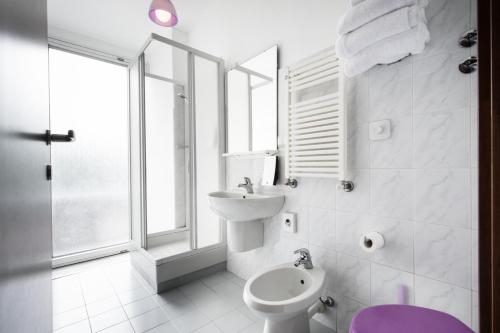 热那亚纳罗格酒店的白色的浴室设有水槽和卫生间。