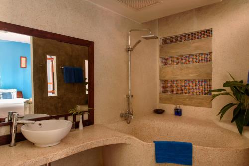 琅勃拉邦英迪格之屋酒店的浴室配有盥洗盆和浴缸。
