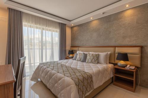 马尔萨什洛克Dun Gorg Guest House的一间卧室设有一张大床和一个大窗户