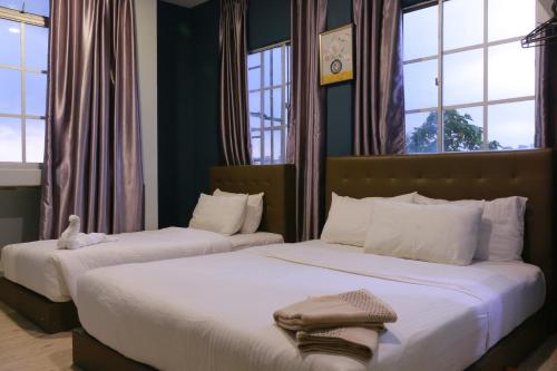 加影B酒店的卧室设有两张床,带两个窗户