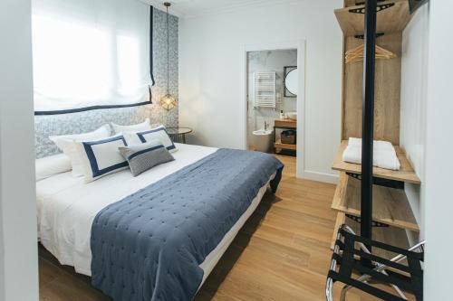阿利坎特幸运平房公寓 - 金塔纳诗人的一间卧室配有一张带蓝色和白色枕头的床