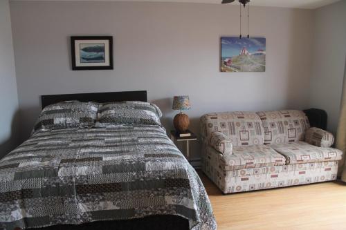 博纳维斯塔Robbins by the Sea的一间卧室配有一张床和一张沙发