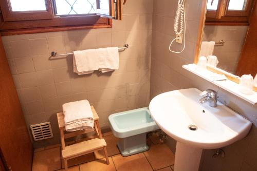 圣马丹韦叙比耶Hotel Relais Saint Louis的一间带水槽和卫生间的浴室