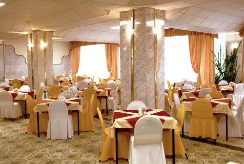 莫斯科佩瑞德尔基诺疗养酒店的用餐室配有桌椅