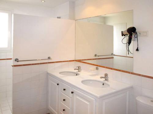 罗克布伦河畔阿尔让Lagrange Vacances - Green Bastide的浴室设有2个水槽和镜子