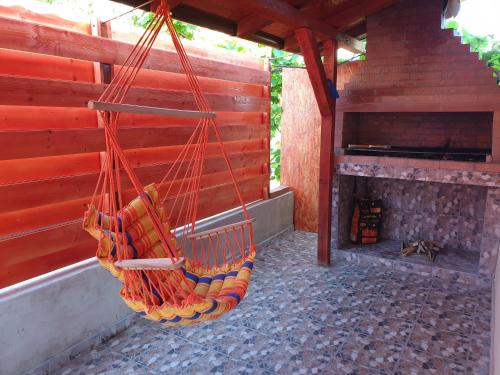 曼加利亚ingrid的吊床挂在壁炉的建筑上