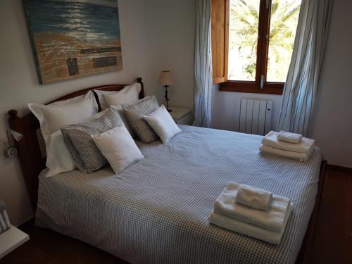 阿拉罗坎普罗格度假屋的一间卧室配有一张床,上面有两条毛巾