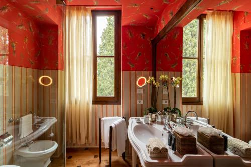 佛罗伦萨Il Salviatino Firenze的带浴缸、盥洗盆和卫生间的浴室