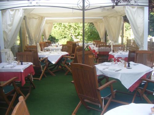 Sagelat纳尔泽阿伯格酒店的餐厅配有桌椅和白色的桌布