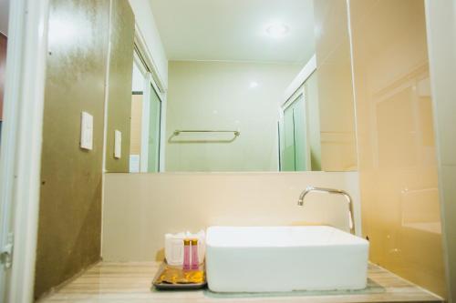 清迈KM清迈酒店的浴室设有白色水槽和镜子