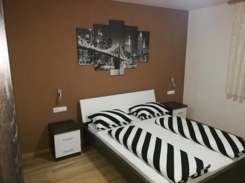 JuričićiVilla six brothers的卧室内的两张床,配有黑白条纹枕头