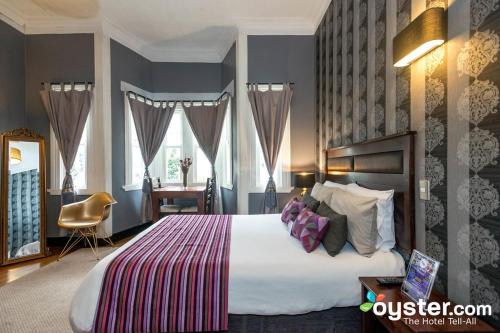 维纳德马布兰卡酒店的酒店客房设有一张大床和一张书桌。