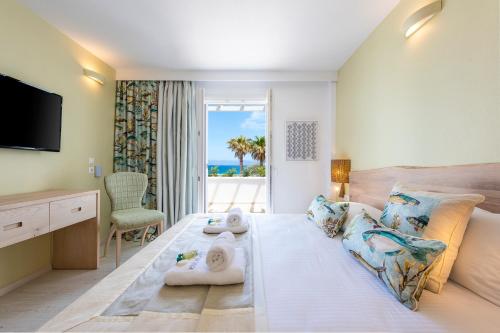 克里希阿克提圣乔治酒店的酒店客房,设有一张床铺,享有海景