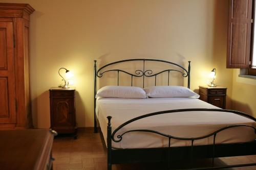 洛迪卡维瑞格农庄酒店的卧室配有床,两边配有两盏灯
