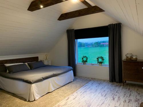 MalmköpingLyckebo的一间卧室设有一张床和一个大窗户