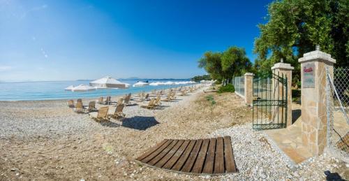 巴尔巴蒂Villa Renata Gold的海滩上设有椅子和栅栏,大海