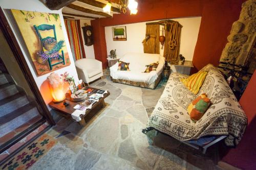 阿尔内迪略La Fuente de Arnedillo的享有空中景致的客厅和卧室