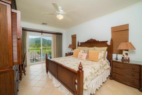 赫拉多拉Los Suenos Resort Del Mar 4G by Stay in CR的一间卧室设有一张大床和一个窗户。