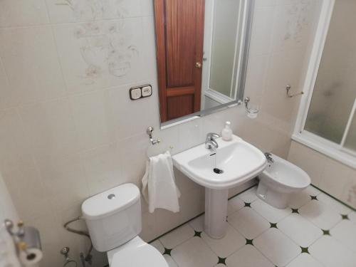 巴尔巴特Piso Tarayuela的白色的浴室设有卫生间和水槽。
