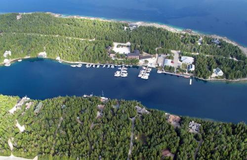 托伯莫里Big Tub Resort & Marina的享有小岛的空中景色,在水中划船