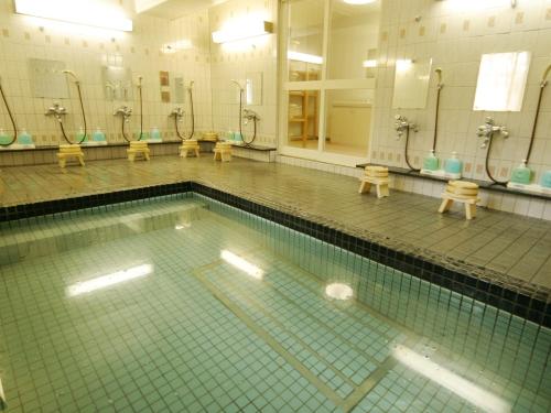 小谷村阳光谷酒店 的游泳池,浴室设有水槽和镜子