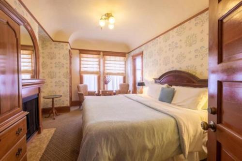 太平洋丛林帕西菲克格罗夫酒店的一间卧室,卧室内配有一张大床