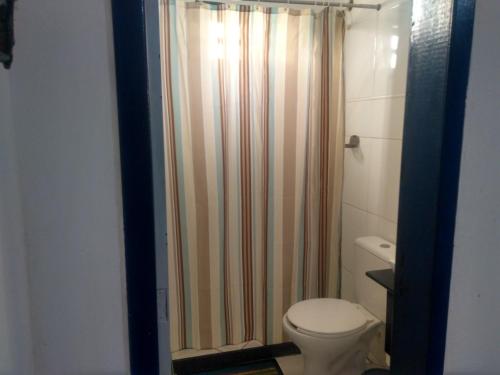 卡波布里奥Casa em Cabo Frio的带淋浴帘和卫生间的浴室