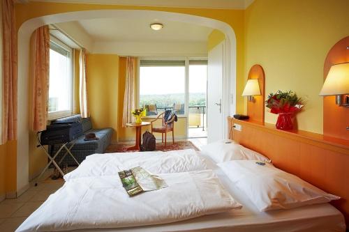 贝尔多夫彼列克普酒店的酒店客房设有一张床和一个大窗户