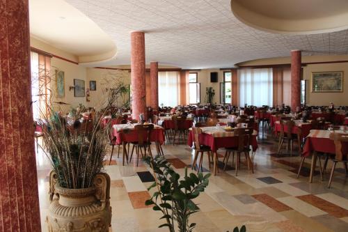 奥博哥拿破仑酒店餐厅或其他用餐的地方